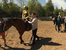 Активисты Архангельской региональной организации ВОС побывали на тактильной экскурсии в конно-спортивном клубе