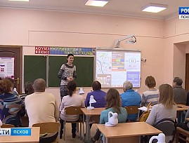 Активисты Псковской региональной организации ВОС проходят обучение по работе со смартфонами
