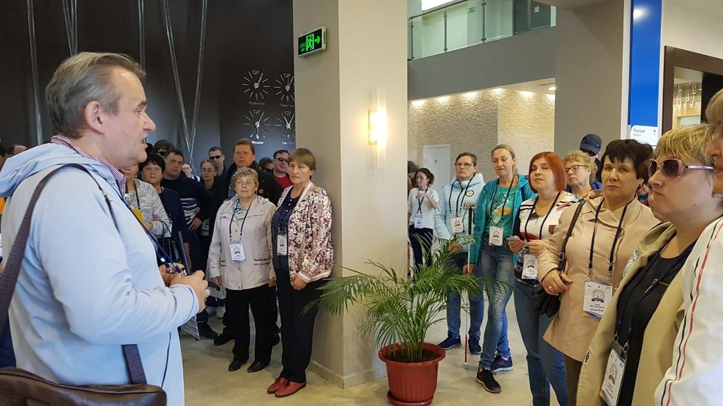 Сотрудники КСРК ВОС встречают участников форума в фойе гостиницы