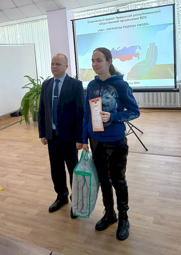 руководитель проекта, председатель Чувашской РО ВОС Э. А. Егоров и победительница конкурса А. Павлова