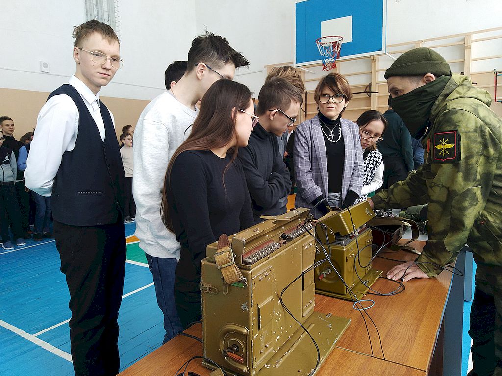 Инструкторы показывают учащимся различное снаряжение