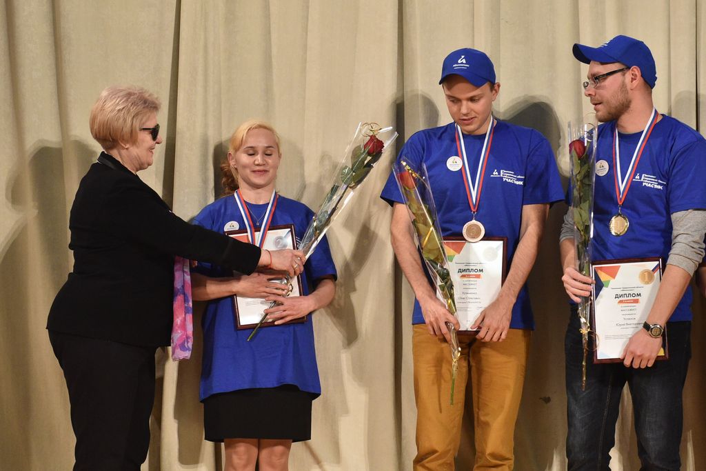 Л. П. Абрамова вручает награды незрячим победителям чемпионата