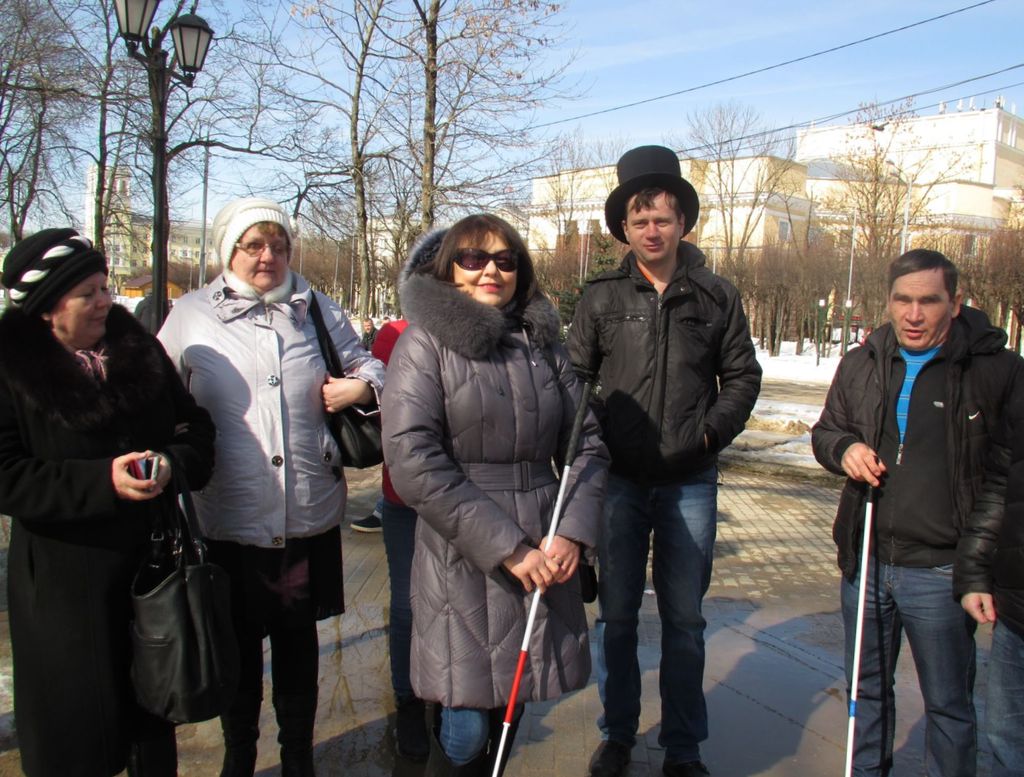 Группа незрячих в городском парке г. Смоленска