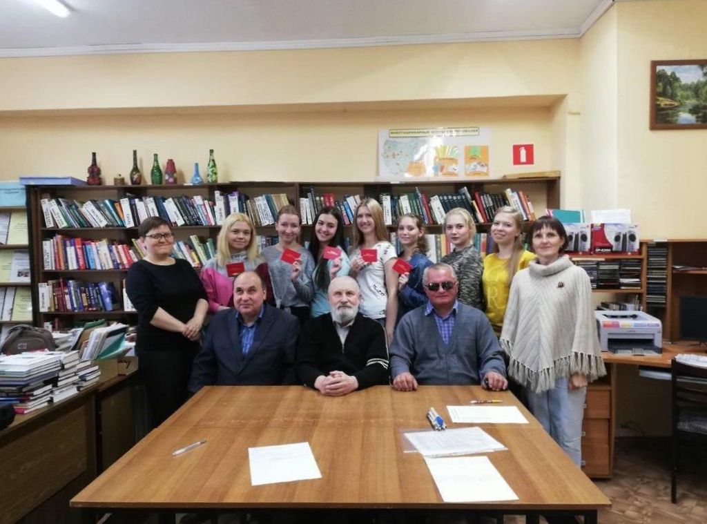 Фотография экзаменационной комиссии и участников проекта