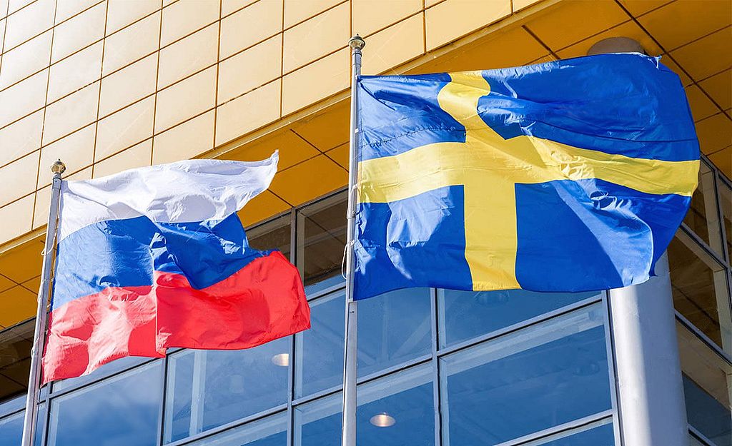 Флаги России и Швеции