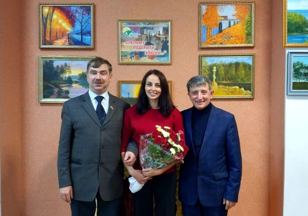 А. Б. Колосов и Ю. И. Черкесов вместе с автором выставки Н. В. Ефремовой