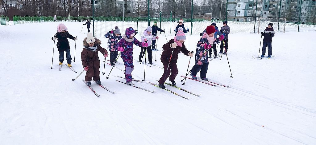 Дети бегут на лыжах