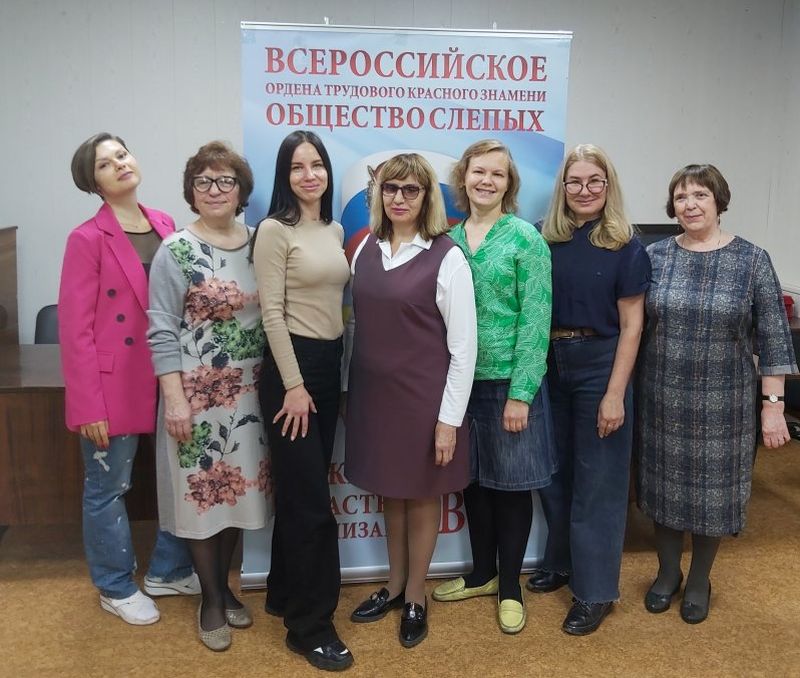 Специалисты Нижегородской РО ВОС на фоне пресс-волла своей организации