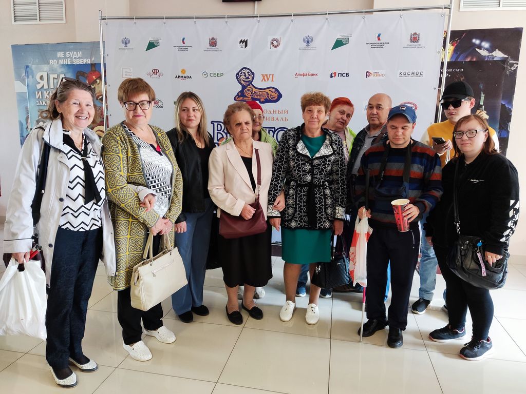 Члены Оренбургской РО ВОС перед показом фильма с тифлокомментарием