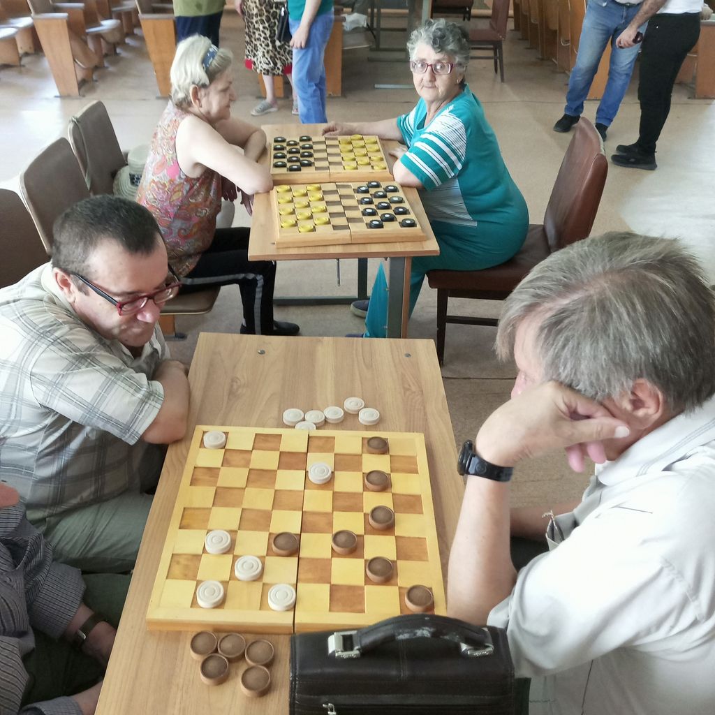 Спортсмены Адыгейской РО ВОС проводят шашечные партии