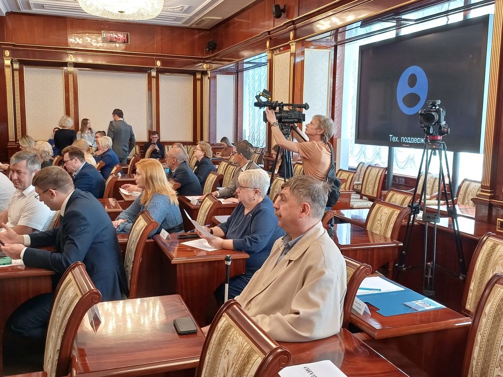 А. Б. Колосов принимает участие в работе Совета