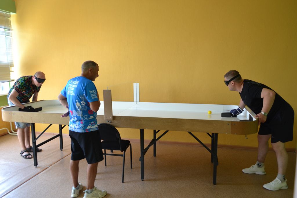 Члены Кемеровской РО ВОС играют в настольный теннис для слепых