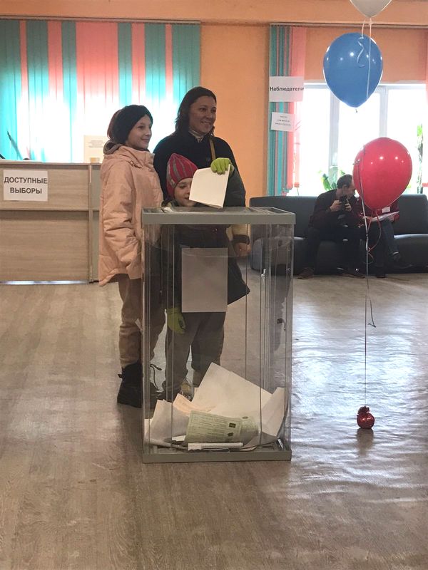 Радостные избиратели голосуют в ДК Кемеровской РО ВОС и слушают выступление незрячих артистов