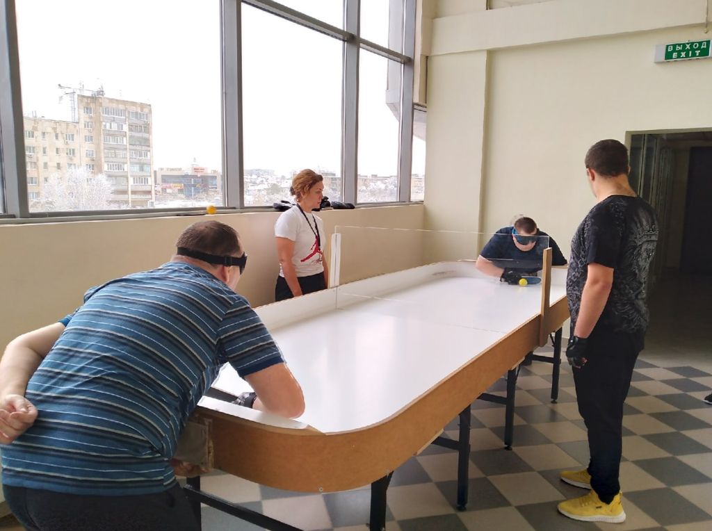 Незрячие спортсмены Оренбургской РО ВОС играют в настольный теннис для слепых