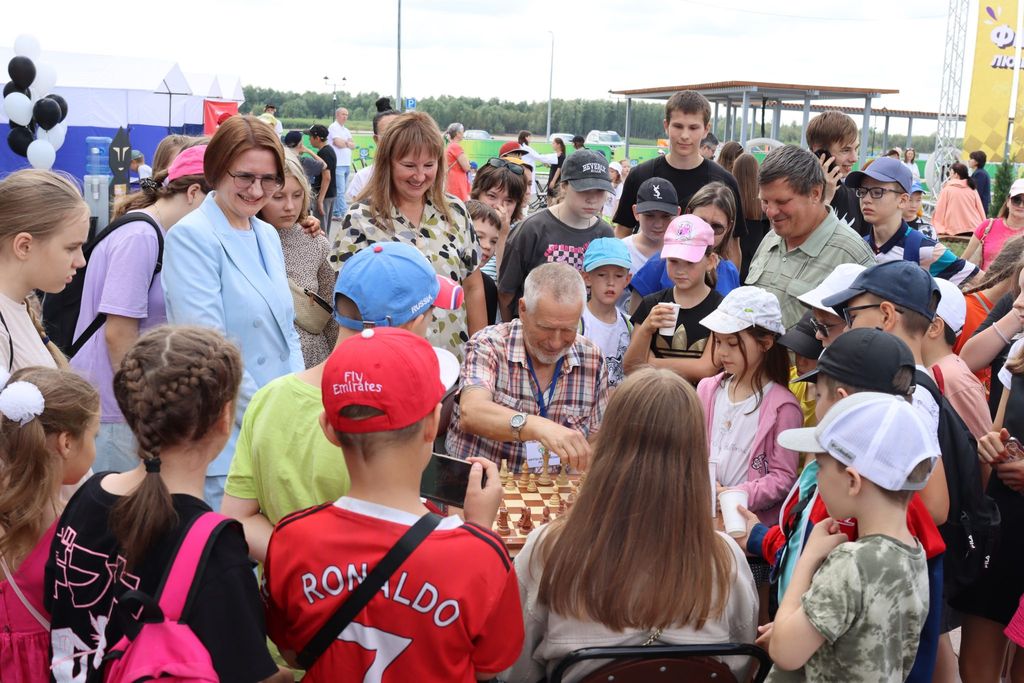 Члены Ханты-Мансийской РО ВОС участвуют в блиц-турнире по шахматам