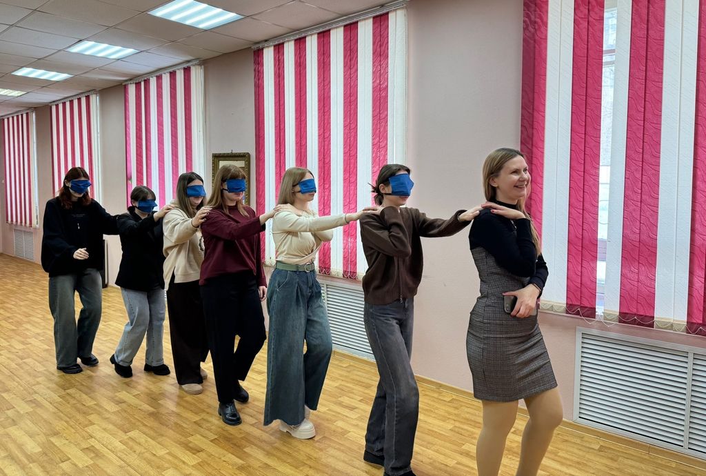 LДевушки с завязанными глазами идут друг за другом