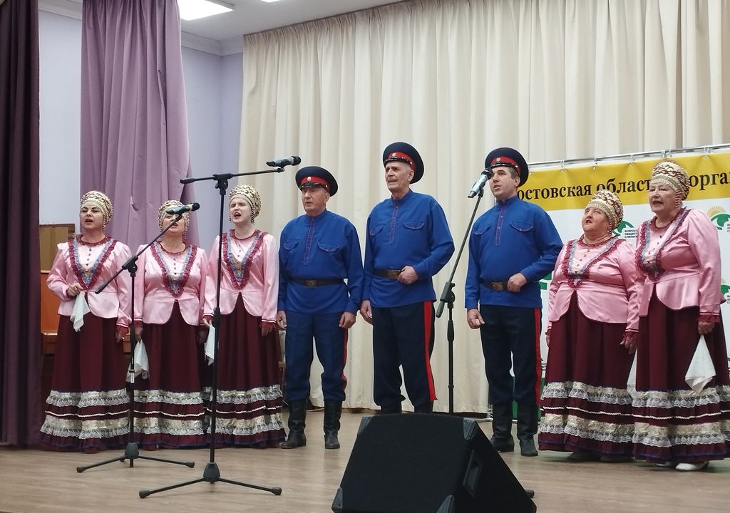 Вокальная группа в казацких костюмах