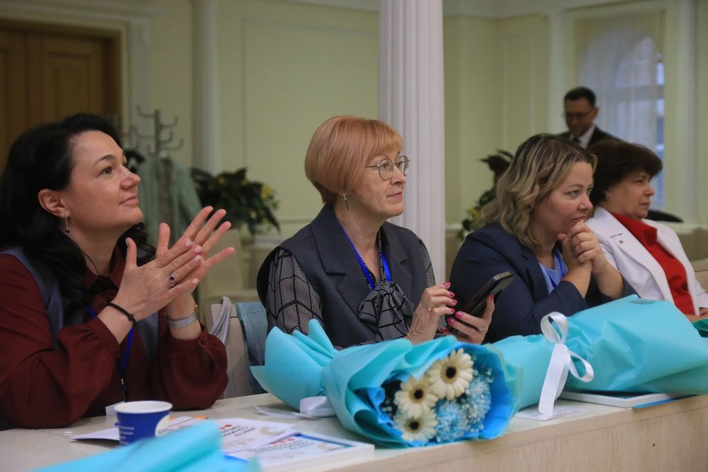 Участники конкурса за столом