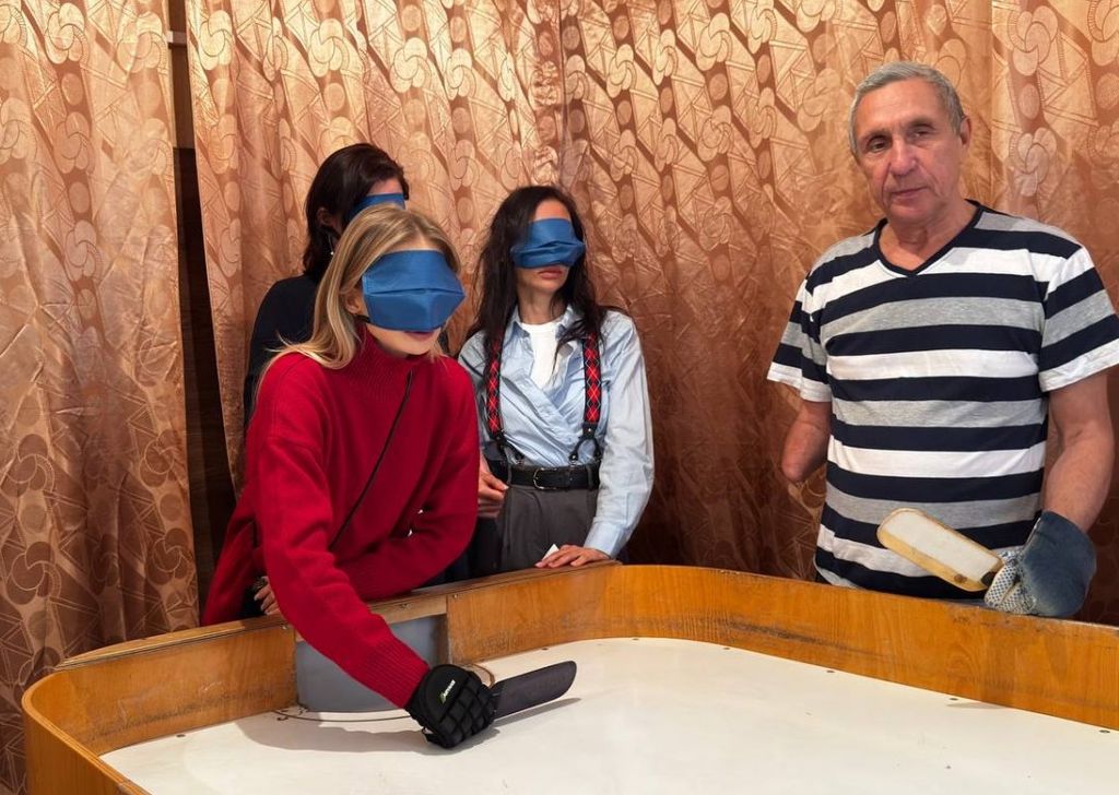 Специалисты с завязанными глазами играют в шоудаун