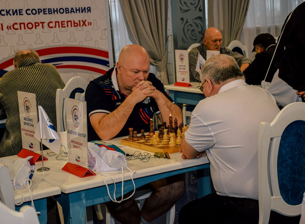 Двое мужчин за шахматной доской 