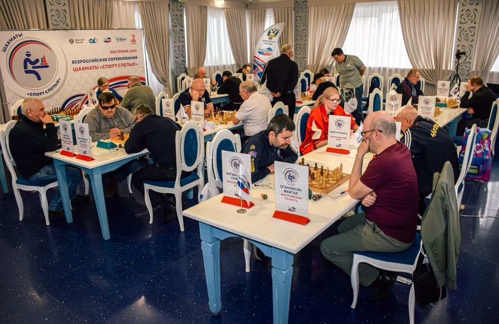 Участники турнира за игровыми столами