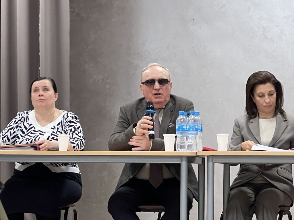 За столом 3 участника конференции, среди них - В. Сипкин и И. Олишевская