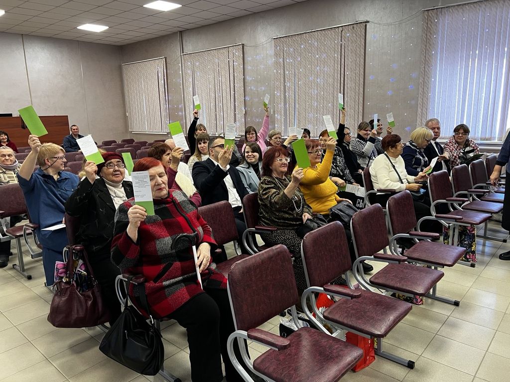 Делегаты конференции голосуют