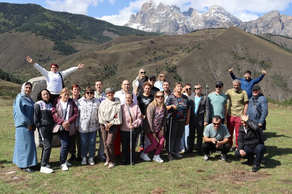 Участники турнира на фоне гор