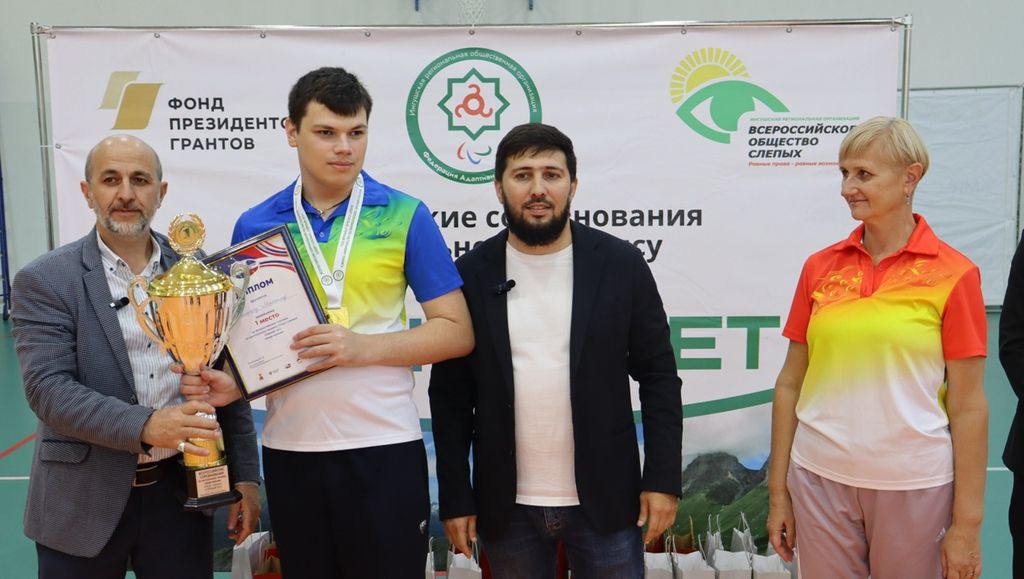 Победителю вручают Кубок