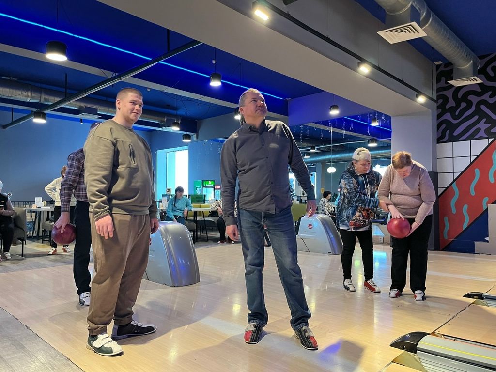 На переднем плане - двое мужчин, чуть дальше - 2 женщины с шаром