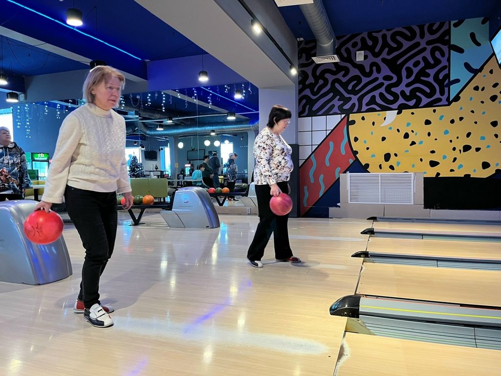 Две женщины с шарами в руках