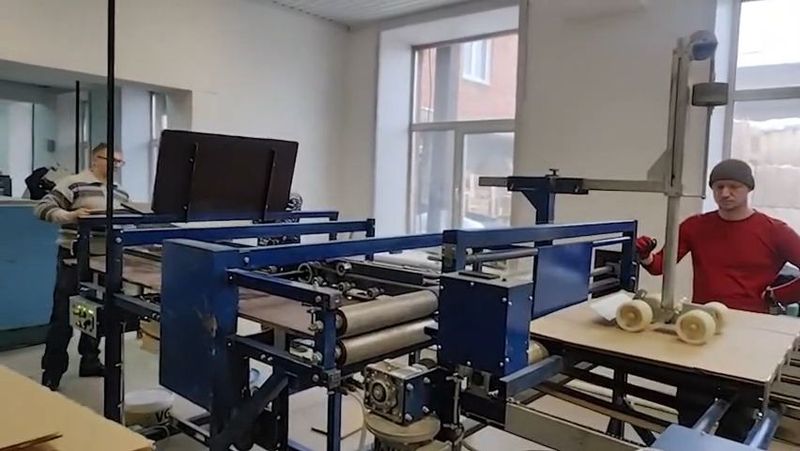 Цех предприятия и 2 работника 