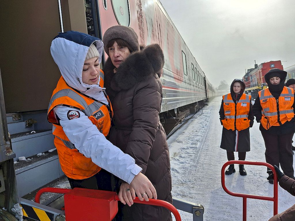 Сотрудники РЖД показывают подъёмник в вагон