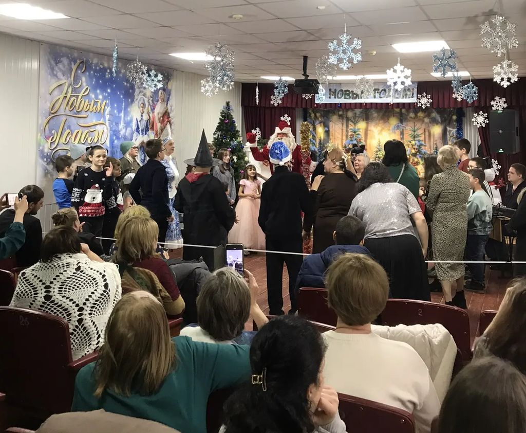 В центре зала - Дед Мороз и дети, родители в качестве зрителей