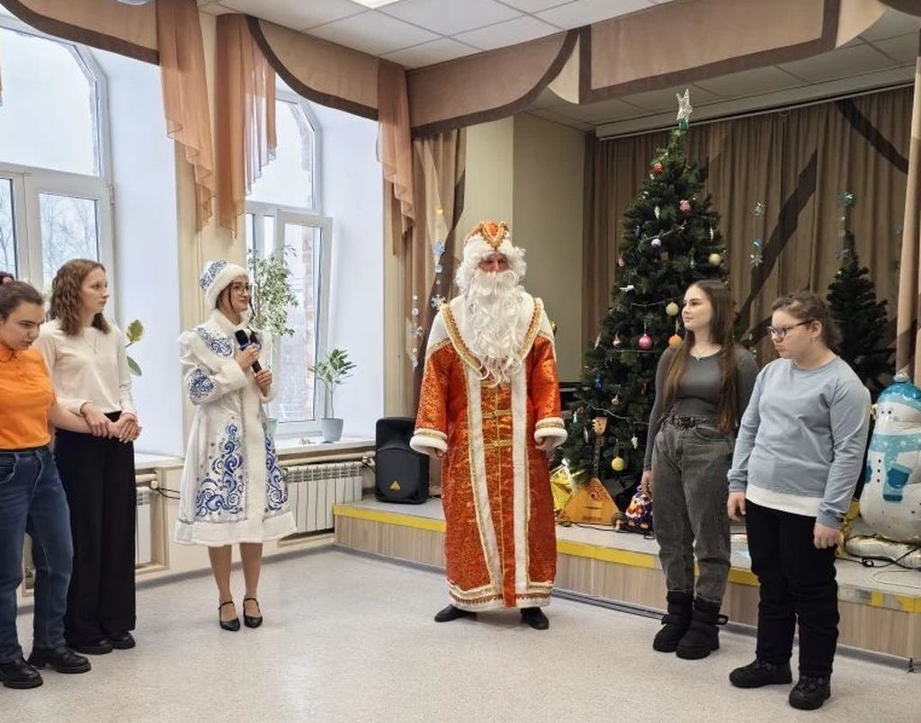 Дед Мороз и Снегурочка проводят конкурс