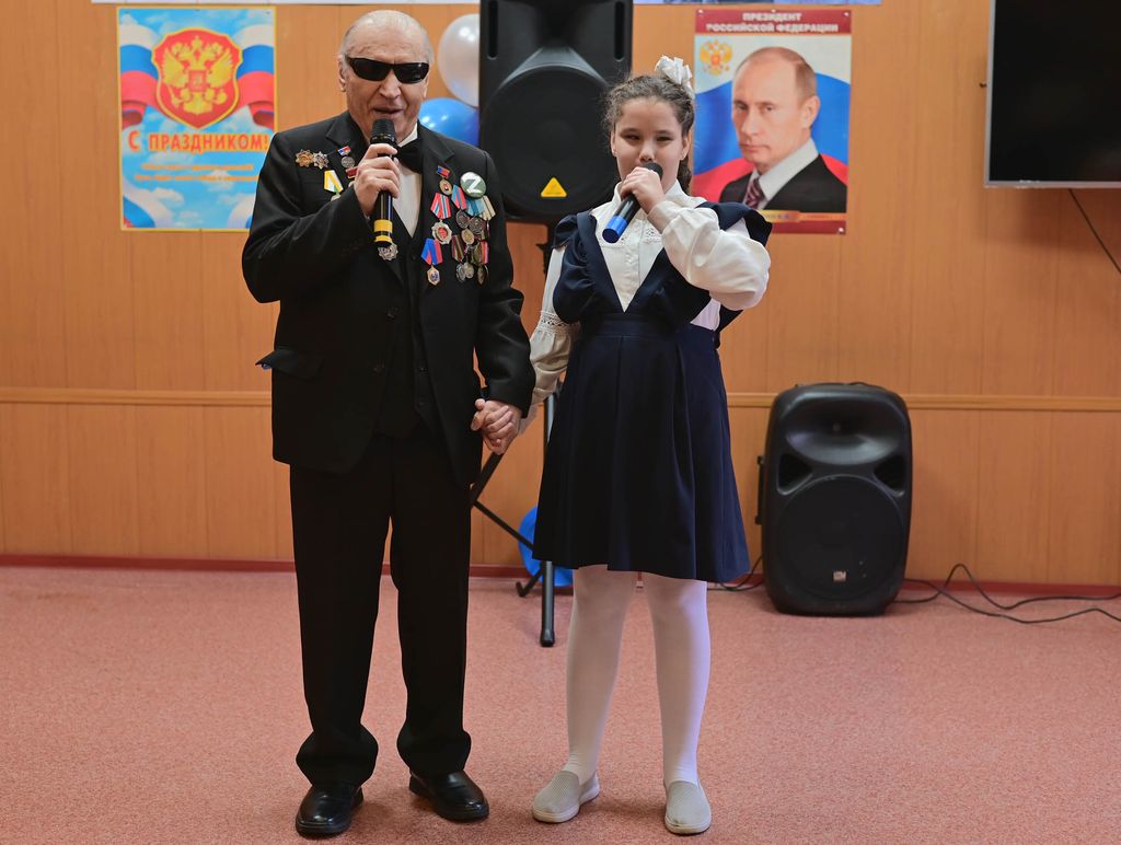 На сцене - поют ветеран и девочка