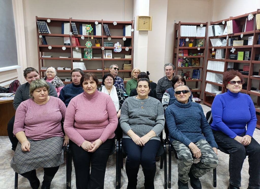 Фильм смотрят в Рубцовской библиотеке для незрячих