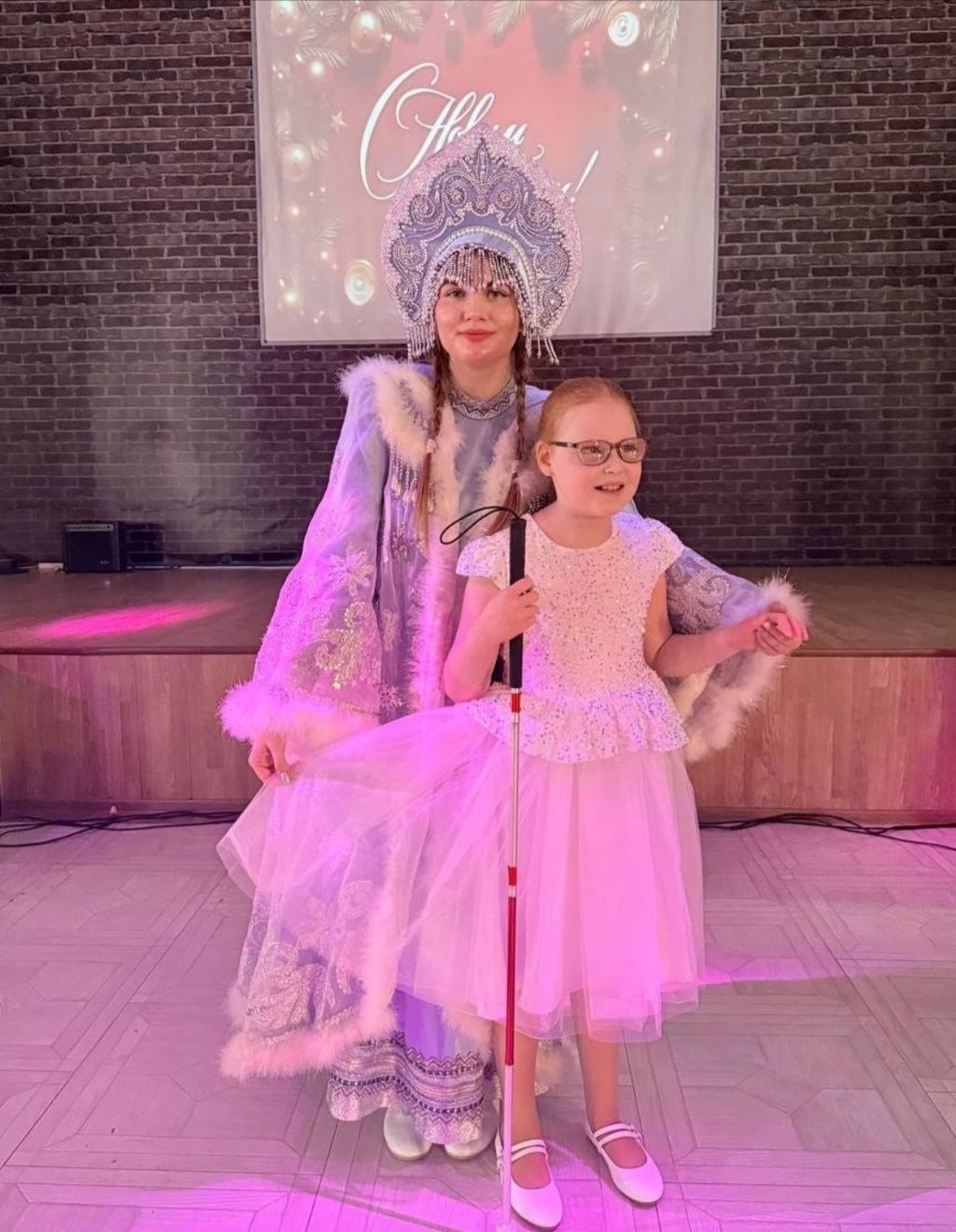 Девочка и Снегурочка