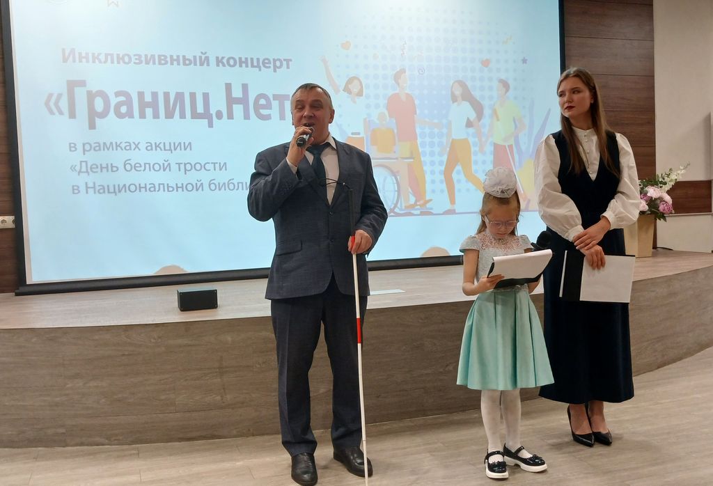 На сцене выступает Александр Козлов