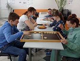 В Вологодской региональной организации ВОС активно работают инклюзивные игровые площадки с настольными играми для незрячих