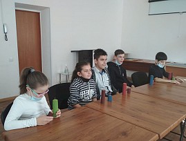 Крымская региональная организация ВОС организовала для детей Симферопольской специальной школы-интерната №1 мастер-класс по прикладному творчеству
