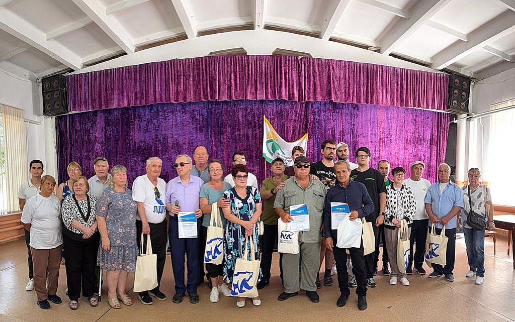 общее фото с грамотами и подарками