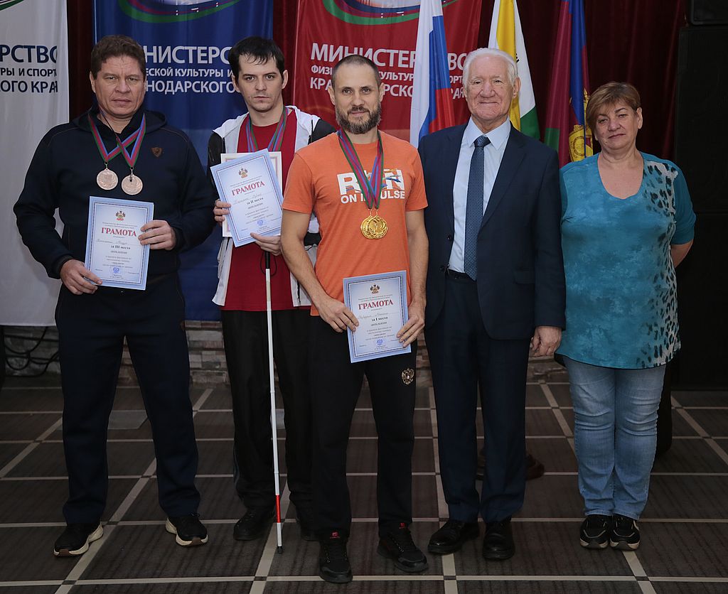 Победители и призёры среди мужчинстоят вместе с Ю. С. Третьяком