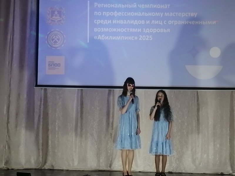 на сцене выступают две девушки