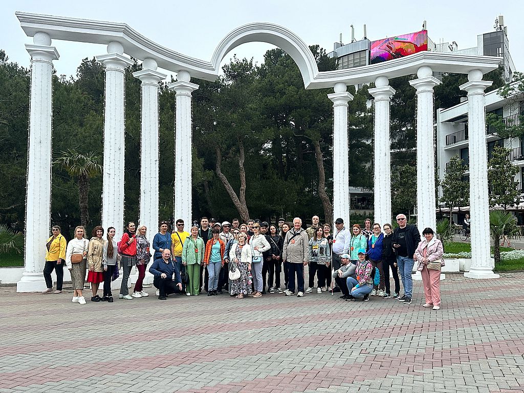 общее фото группы на фоне набережной Геленджика
