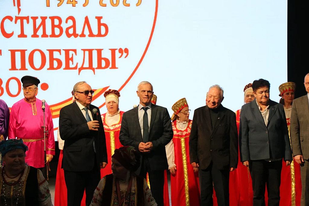 на сцене организаторы фестиваля