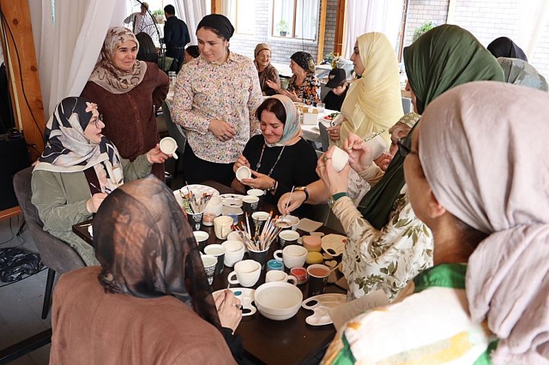 участники мероприятия расписывают керамические изделия