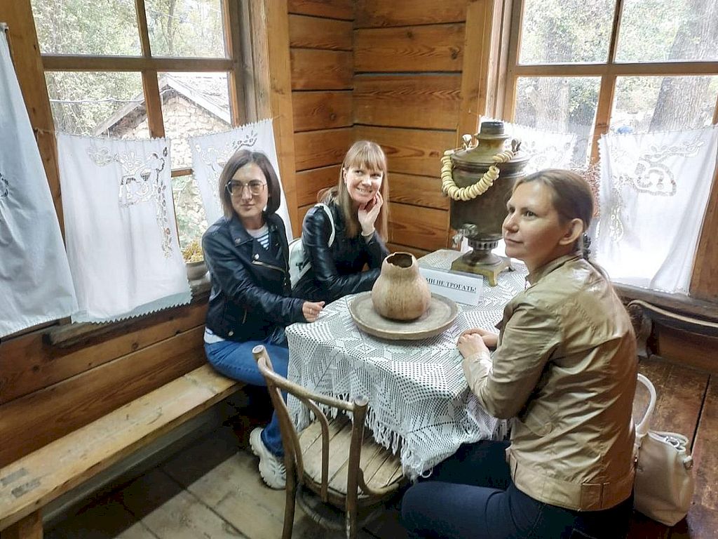 участники экскурсии в доме