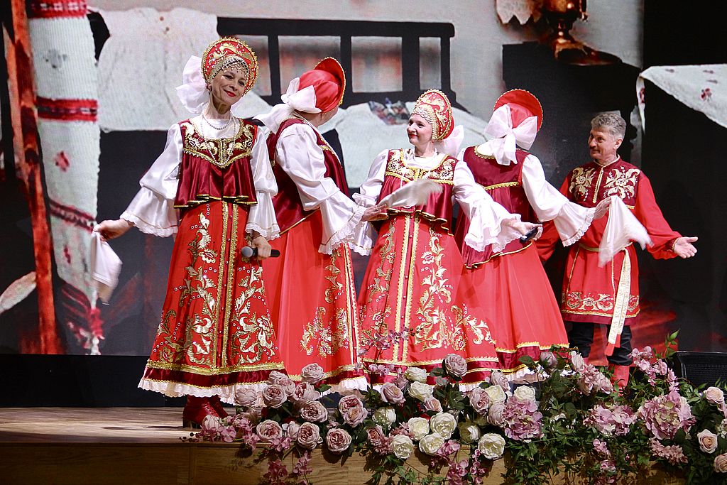ансамбль Сударушка на сцене