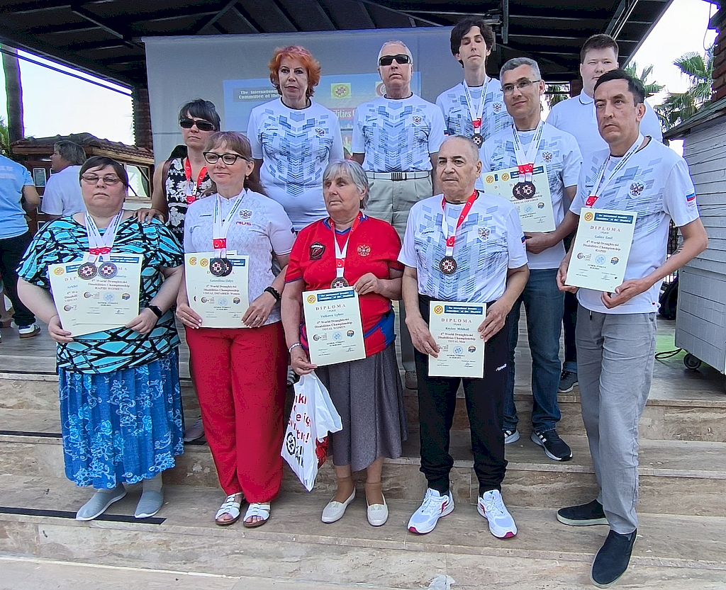 Общая фотография участников соревнований с медалями и дипломами